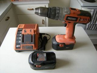 RIGID 18V CORDLESS HAMMER DRILL W / CHARGER & 2 BATTERIES