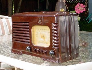 Vintage 1940s Art Deco Emerson Vacuum Tube Radio   works great