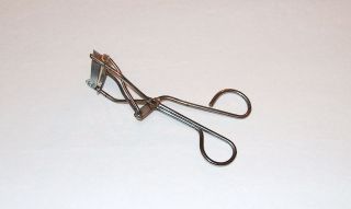   TV SHOW WARDROBE PIPERS METAL COSMETIC EYELASH CURLER HOLLY M. COMBS