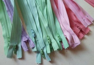 LOT OF 18 LONG ZIPPERS 25  30 PASTELS CRAFTS quilting SEWING 