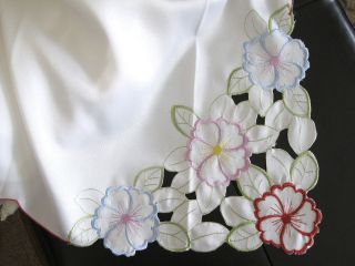 SPRING FLORAL BOUQUET White Embroidered Cutout Tablecloth Yellow Blue 