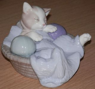 LLADRO/NAO   SLEEPING CAT IN BASKET. MINT CONDITION. COMFY KITTY