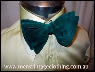   1970s Green Wide Velvet Clip On Bow Tie Tuxedo Formal Wedding Singer