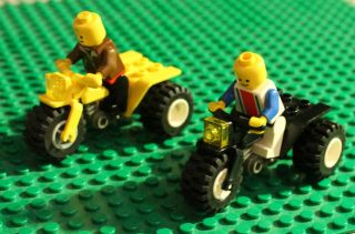 LEGO vtg LOT 2 BIG WHEELER Tricycle three 3 wheel Minifig Minifigure 
