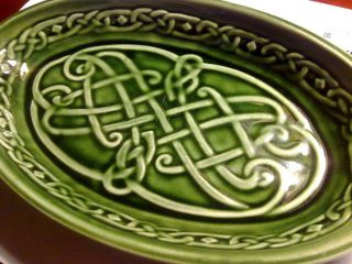 RARE Irish pottery Arklow green dish   Celtic motive   100% original