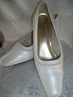 WOMENS IVORY WITH PEARL BEADED PUMPS SIZE 8 1/2WW 2 1/2 HEEL