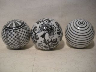   Elegant Black and White Design Ceramic Porcelain Decorative Balls NEW