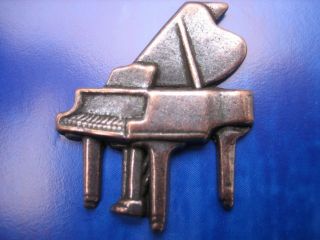 GRAND PIANO PIN BADGE  enamelled. (A nicely detailed miniature 