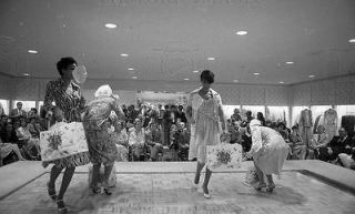 35mm negs bonwit teller fashion show in chicago il 1976 81