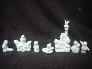 E519   7 Ceramic Bisque Faceless Miniature Village Figurines