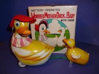   JAPAN Toy Nomura Battery Operated Worried Mother Duck & Baby Tin