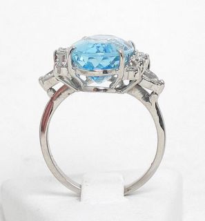 this is a gorgeous 18k white gold diamonds and aquamarine ring this
