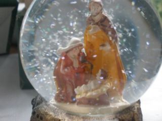 COLLECTABLE. LOVELY WATER GLOBE WITH HOLY FAMILY INSIDE SNOW FALLS 