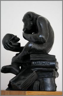 Superbe sculpture dun singe assis sur des livres (DARWIN)