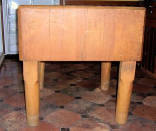 offered is a solid maple antique butcher block the square top measures 
