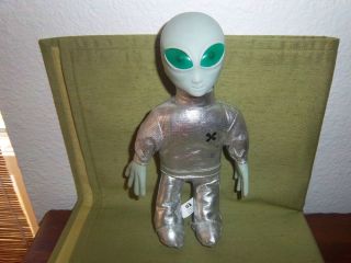 TALKING TAKE ME TO YOUR LEADER ROSWELL ALIEN DOLL IN SILVER FLIGHT 