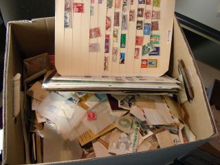 WORLDWIDE 1000s OF STAMPS IN BANKERS BOX IN GLASSINES, PAGES, LOOSE 
