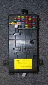   08 Hyundai Tiburon Body Control Module BCM Fuse Box 95490 2C310