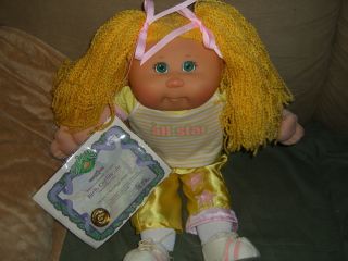 CABBAGE PATCH TRU YELLOW YARN GIRL TOYS R US WITH BIRTH CERT.