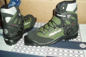   Backcountry XC Ski Boots sz 42 New Cross Country 75mm 3 pin Snow