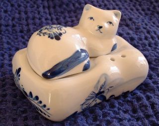 New Handpainted Ceramic DELFT BLUE CAT Kitten on PILLOW Salt & Pepper