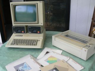 Vintage Apple IIe Computer w System Monitor Duo Driver Printer Manuals