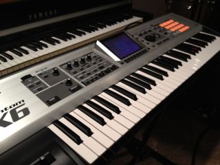 Roland Fantom x6 Synthesizer Keyboard 61 Key with Gig Case