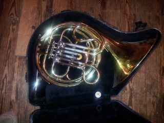 Holton H602 French Horn Instrument with Hardcase and Mouthpiece
