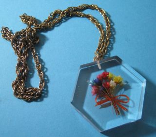 Vintage 1960s 1970s Lucite Pendant Necklace w Embedded Straw Flowers