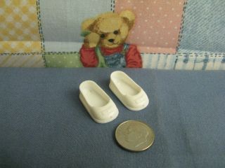 PENNY BRITE WHITE PLASTIC SLIP ON MOLDED BOW DOLL SHOES
